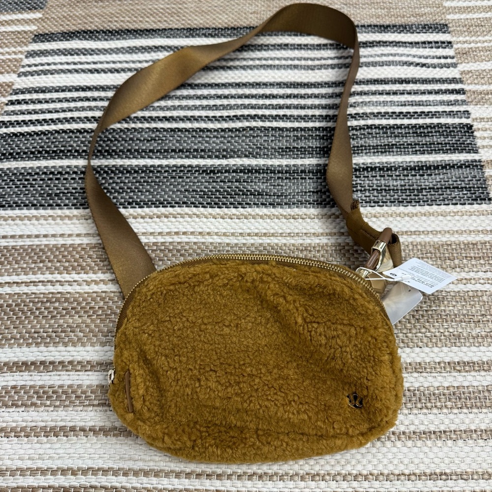 Lululemon Everywhere Fleece Belt Bag Fanny Pack Burnt Caramel Tan Brown Sherpa